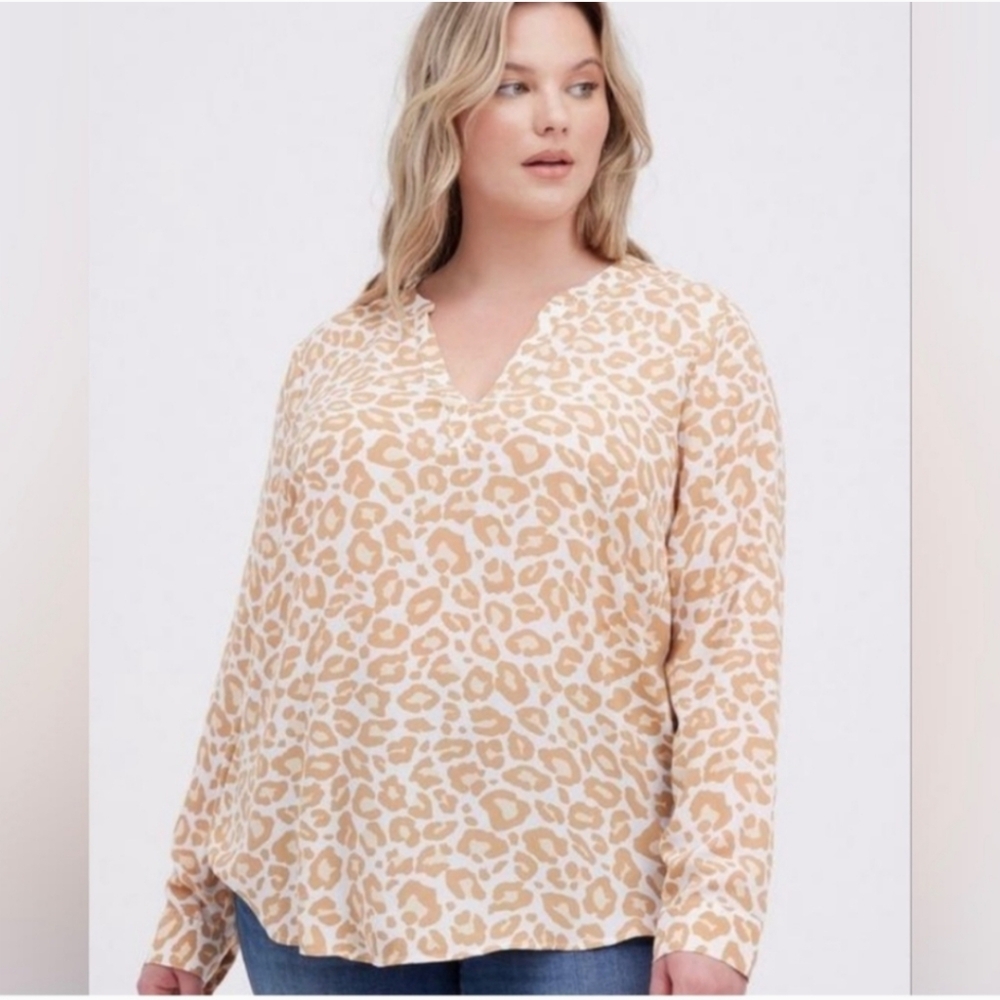 🐆 Torrid Tan Leopard Print Georgette V-Neck Blouse Size 1🐆